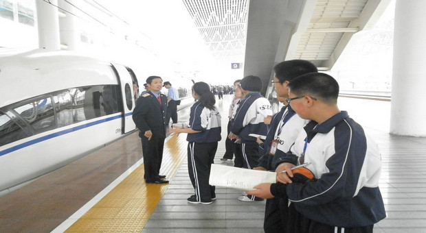 翠中学生丰富多彩的研究性学习掠影--(一)牵手
