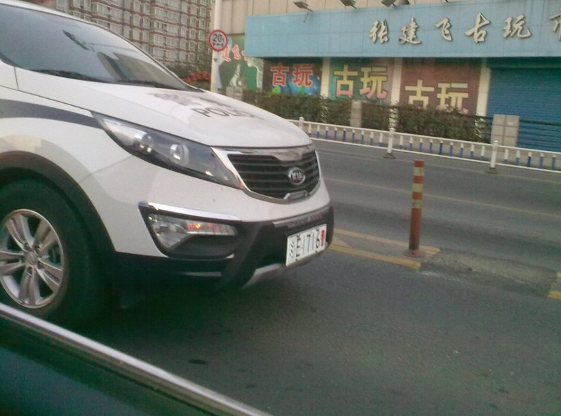 交警叔叔 这辆车随意在BRT车道上随意行驶,你