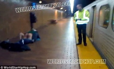 这对疯狂男女看来精神恍惚,似乎是醉酒.