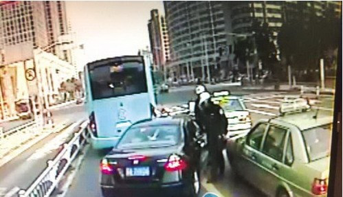 事发常州:BRT车道行驶遭拦截 本田雅阁 顶向交