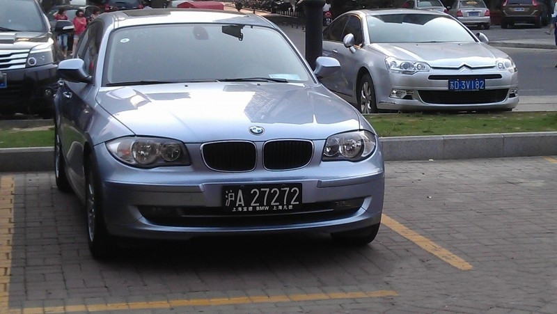 花园街看到一辆汽车,牌照是沪A 27272。黑底的