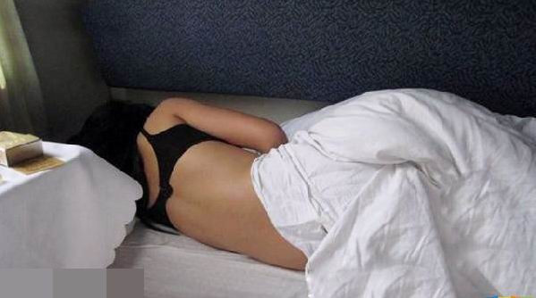 对面<em>卧铺</em>上的<em>妹纸</em>睡着了,哥也不淡定了!|谈天说